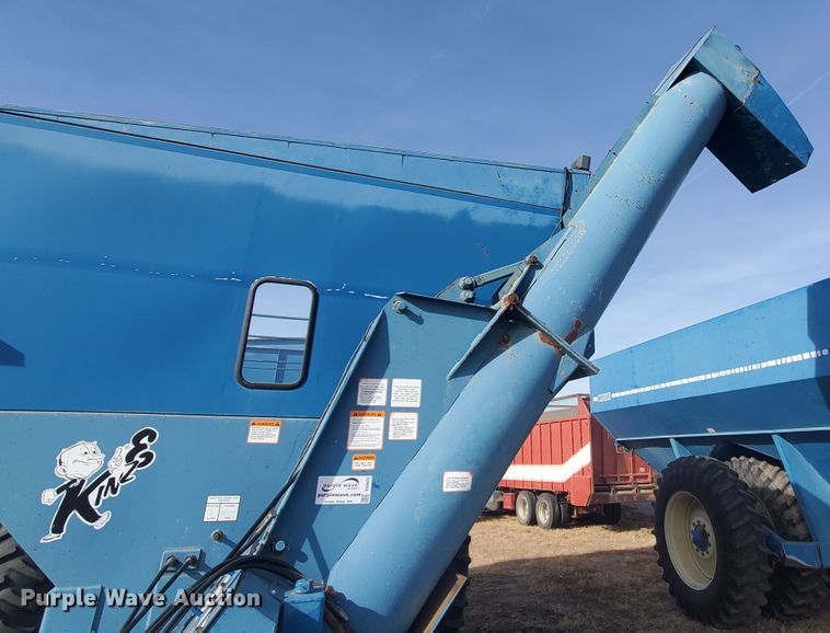 image for item DG8433 2005 Kinze 1040  Row Crop grain cart