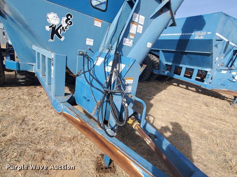 image for item DG8433 2005 Kinze 1040  Row Crop grain cart