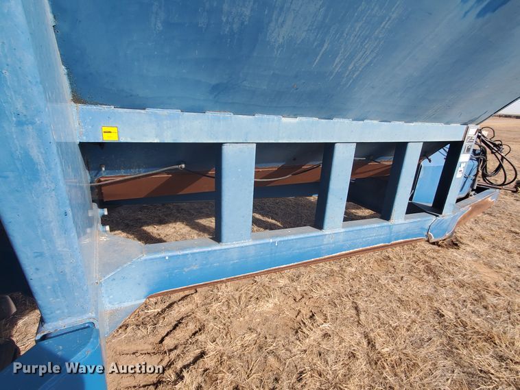 image for item DG8433 2005 Kinze 1040  Row Crop grain cart