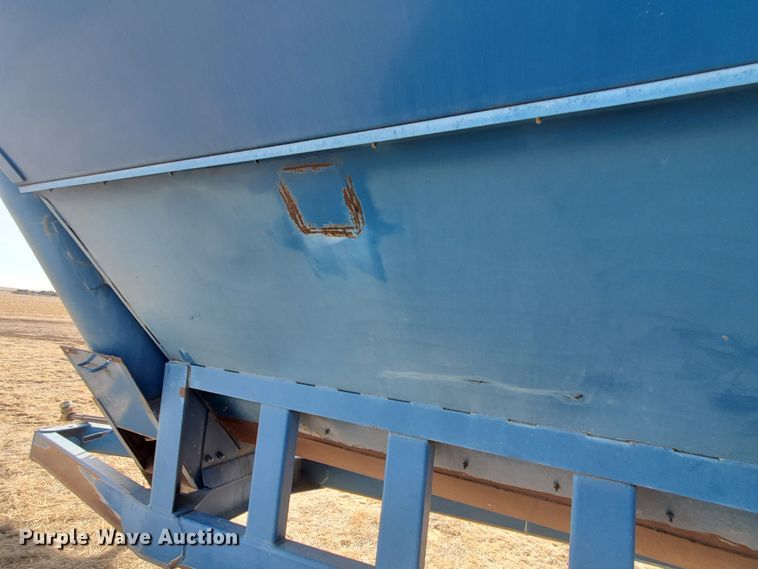 image for item DG8433 2005 Kinze 1040  Row Crop grain cart