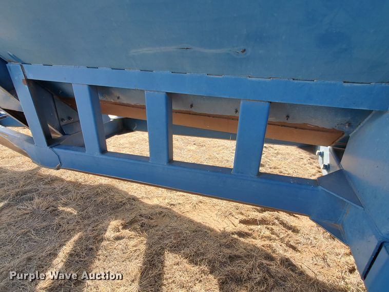 image for item DG8433 2005 Kinze 1040  Row Crop grain cart