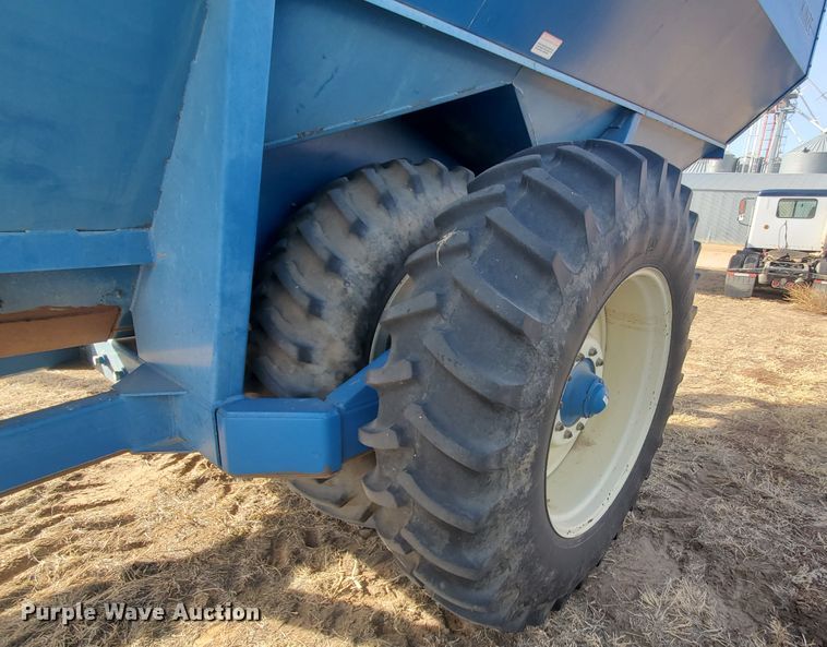 image for item DG8433 2005 Kinze 1040  Row Crop grain cart