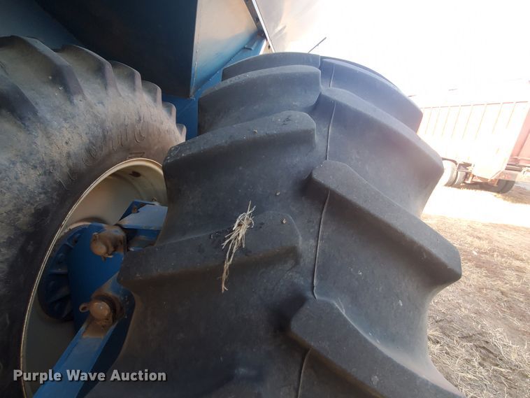 image for item DG8433 2005 Kinze 1040  Row Crop grain cart