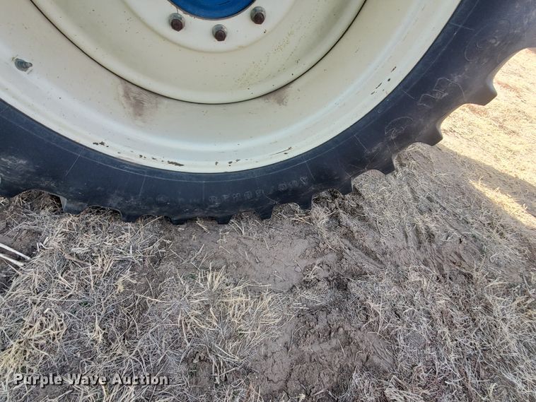 image for item DG8433 2005 Kinze 1040  Row Crop grain cart