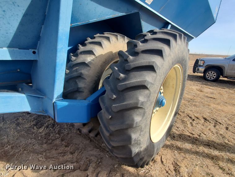 image for item DG8433 2005 Kinze 1040  Row Crop grain cart