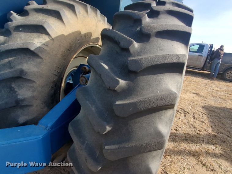 image for item DG8433 2005 Kinze 1040  Row Crop grain cart