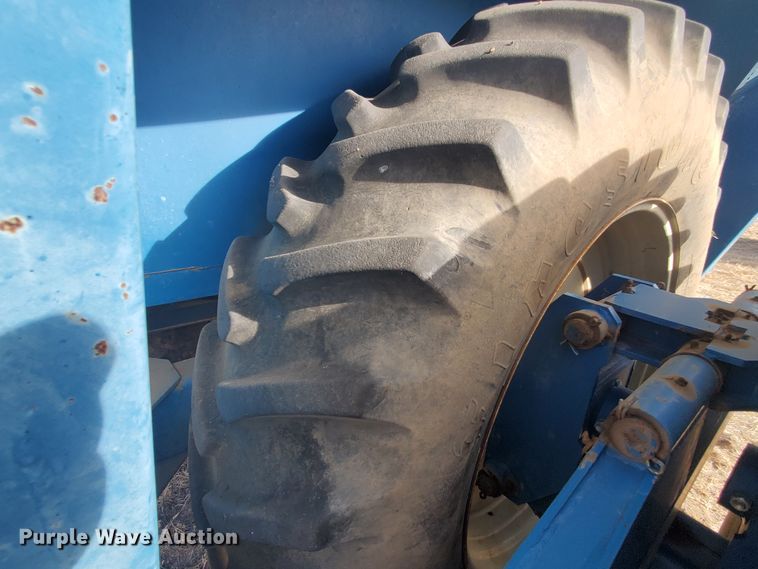 image for item DG8433 2005 Kinze 1040  Row Crop grain cart