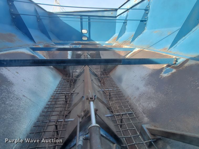 image for item DG8433 2005 Kinze 1040  Row Crop grain cart