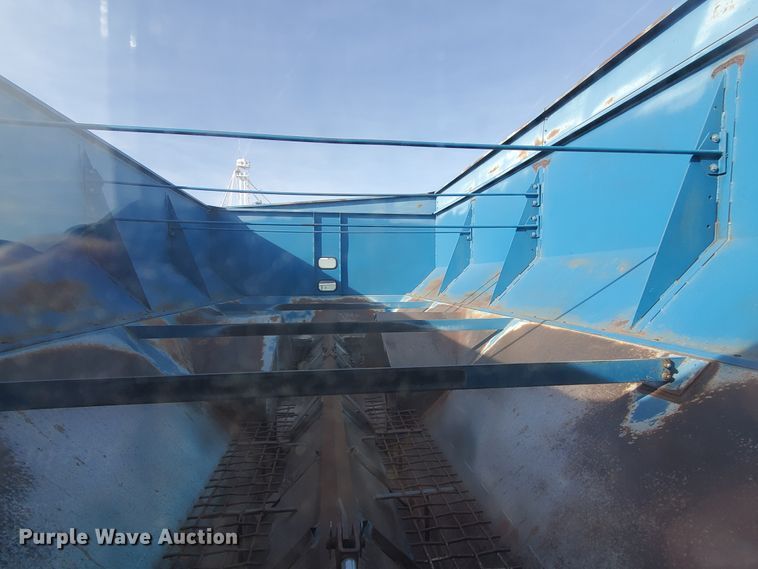 image for item DG8433 2005 Kinze 1040  Row Crop grain cart