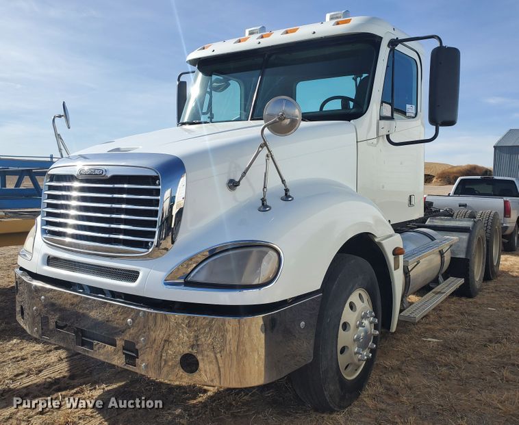 image for item DG8434 2006 Freightliner Columbia  semi truck