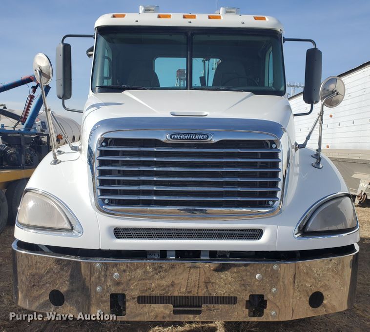 image for item DG8434 2006 Freightliner Columbia  semi truck