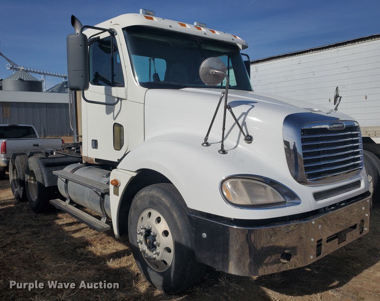 image for item DG8434 2006 Freightliner Columbia  semi truck