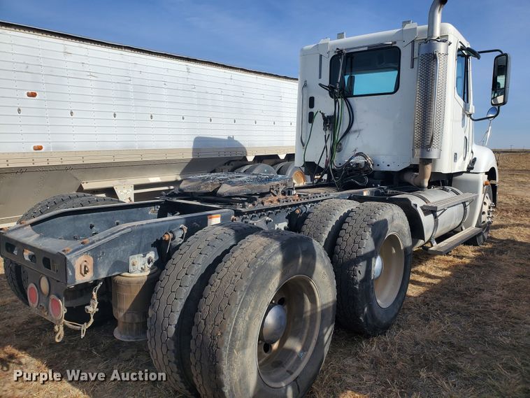 image for item DG8434 2006 Freightliner Columbia  semi truck