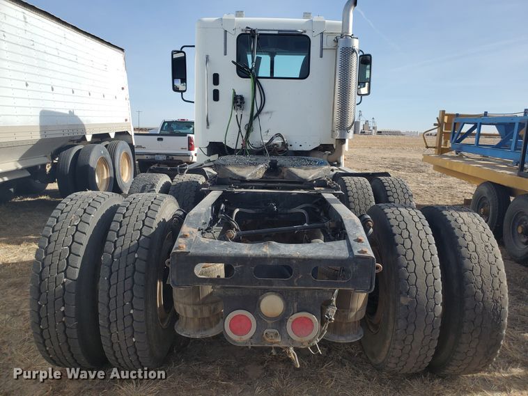 image for item DG8434 2006 Freightliner Columbia  semi truck