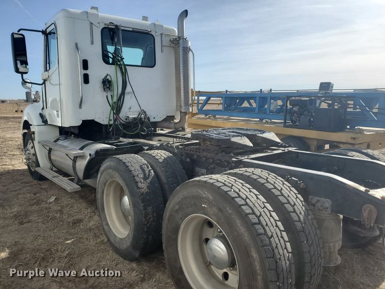 image for item DG8434 2006 Freightliner Columbia  semi truck