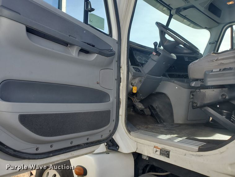 image for item DG8434 2006 Freightliner Columbia  semi truck