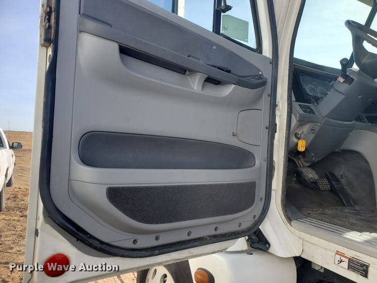 image for item DG8434 2006 Freightliner Columbia  semi truck