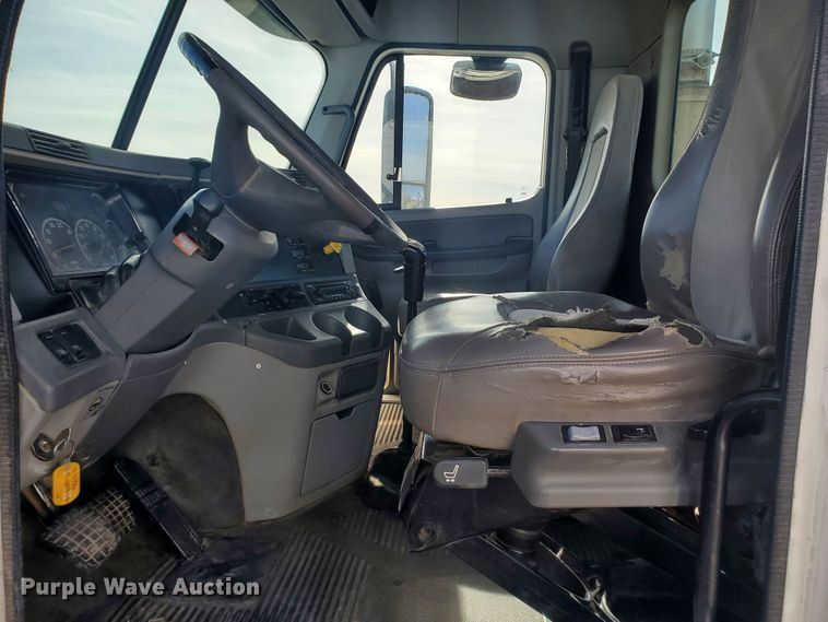 image for item DG8434 2006 Freightliner Columbia  semi truck