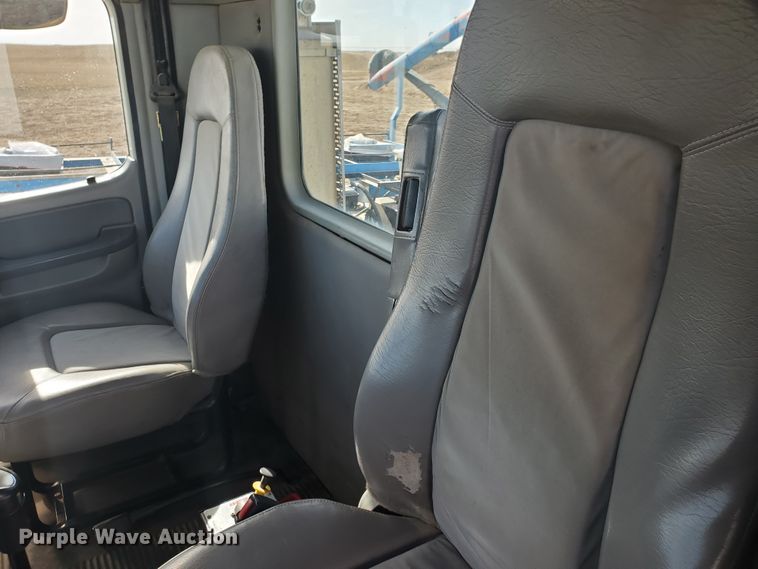 image for item DG8434 2006 Freightliner Columbia  semi truck