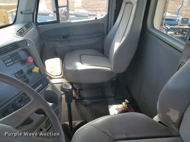 image for item DG8434 2006 Freightliner Columbia  semi truck