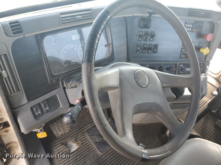 image for item DG8434 2006 Freightliner Columbia  semi truck