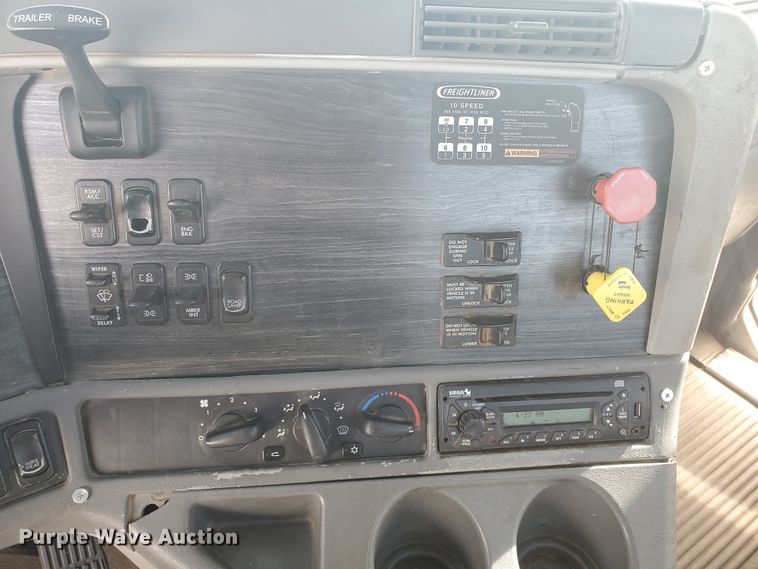 image for item DG8434 2006 Freightliner Columbia  semi truck