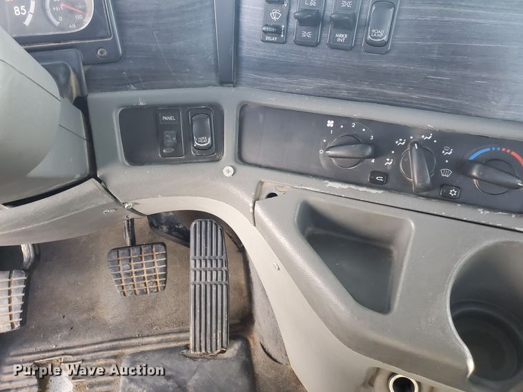 image for item DG8434 2006 Freightliner Columbia  semi truck