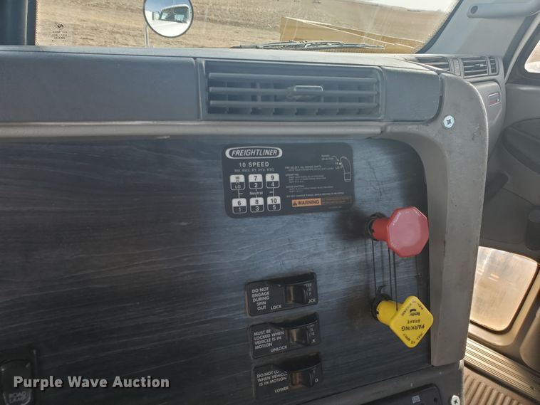 image for item DG8434 2006 Freightliner Columbia  semi truck