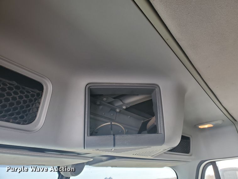 image for item DG8434 2006 Freightliner Columbia  semi truck