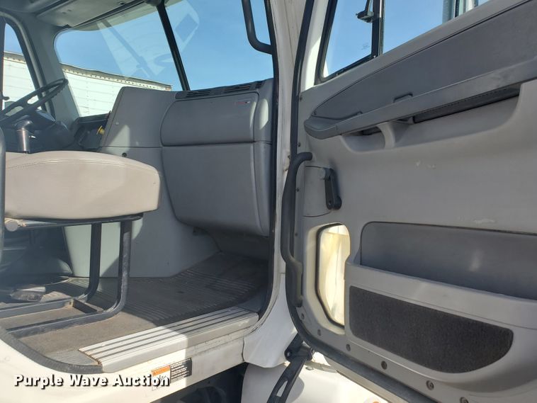 image for item DG8434 2006 Freightliner Columbia  semi truck