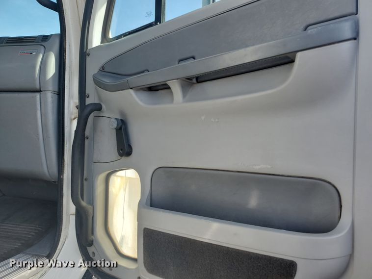 image for item DG8434 2006 Freightliner Columbia  semi truck