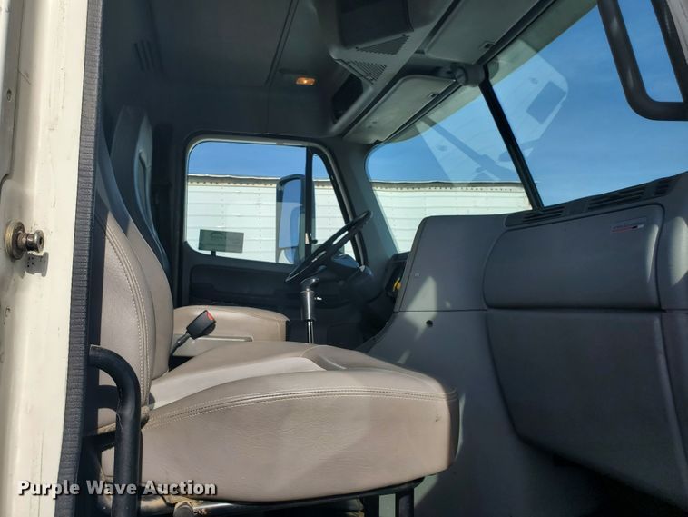 image for item DG8434 2006 Freightliner Columbia  semi truck