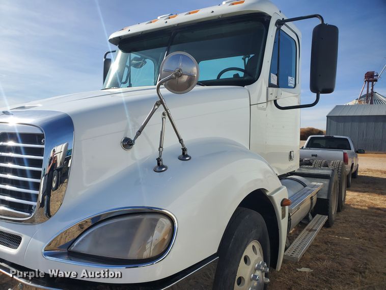 image for item DG8434 2006 Freightliner Columbia  semi truck