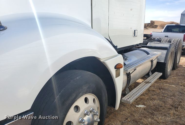 image for item DG8434 2006 Freightliner Columbia  semi truck