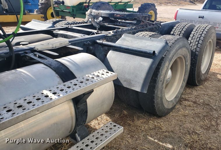 image for item DG8434 2006 Freightliner Columbia  semi truck