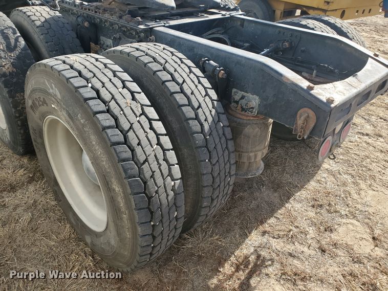 image for item DG8434 2006 Freightliner Columbia  semi truck