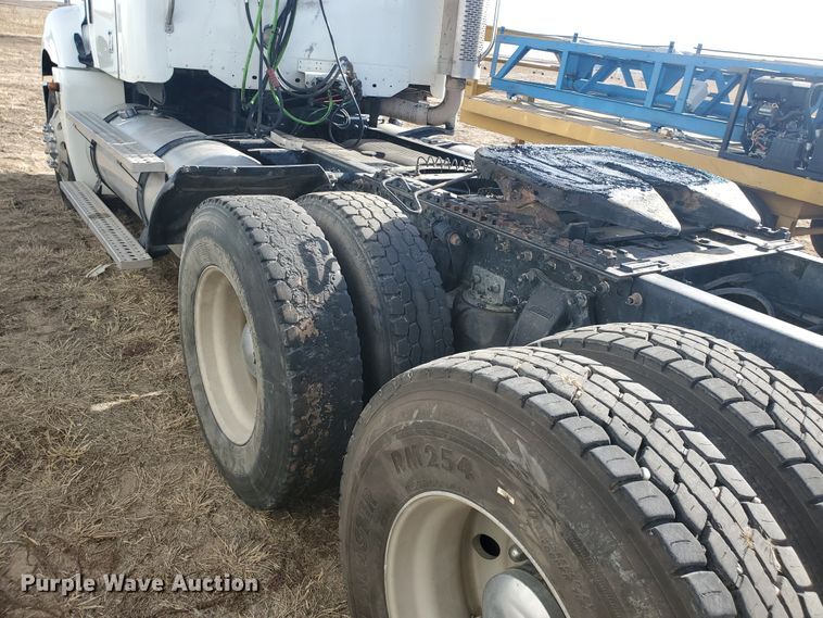 image for item DG8434 2006 Freightliner Columbia  semi truck