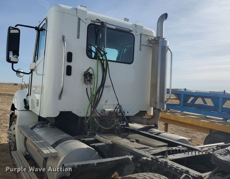 image for item DG8434 2006 Freightliner Columbia  semi truck