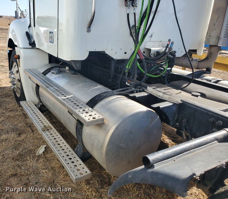 image for item DG8434 2006 Freightliner Columbia  semi truck