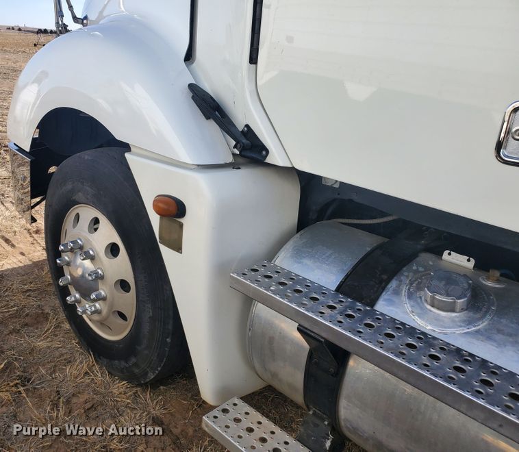 image for item DG8434 2006 Freightliner Columbia  semi truck