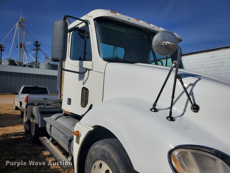 image for item DG8434 2006 Freightliner Columbia  semi truck