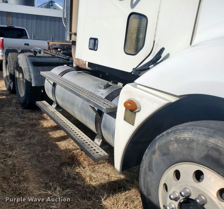 image for item DG8434 2006 Freightliner Columbia  semi truck