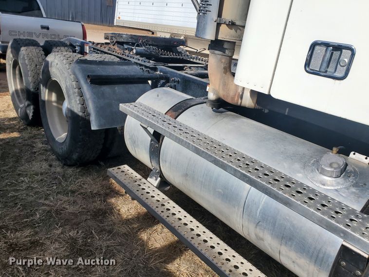 image for item DG8434 2006 Freightliner Columbia  semi truck