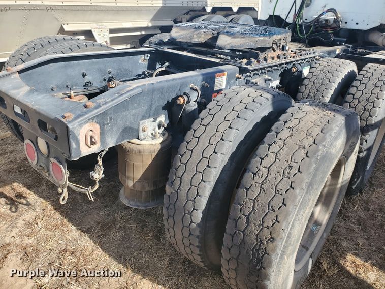 image for item DG8434 2006 Freightliner Columbia  semi truck