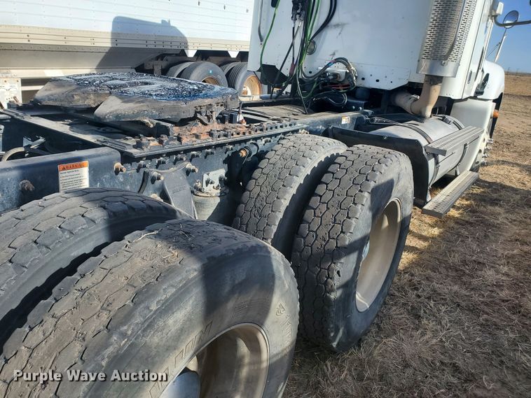 image for item DG8434 2006 Freightliner Columbia  semi truck