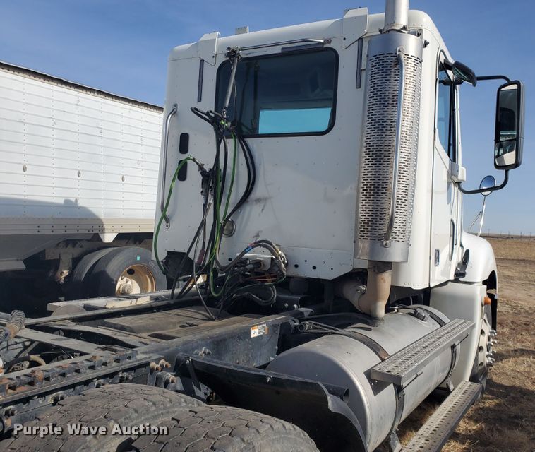 image for item DG8434 2006 Freightliner Columbia  semi truck