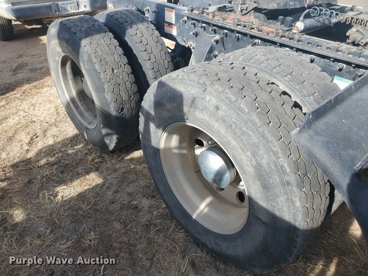 image for item DG8434 2006 Freightliner Columbia  semi truck