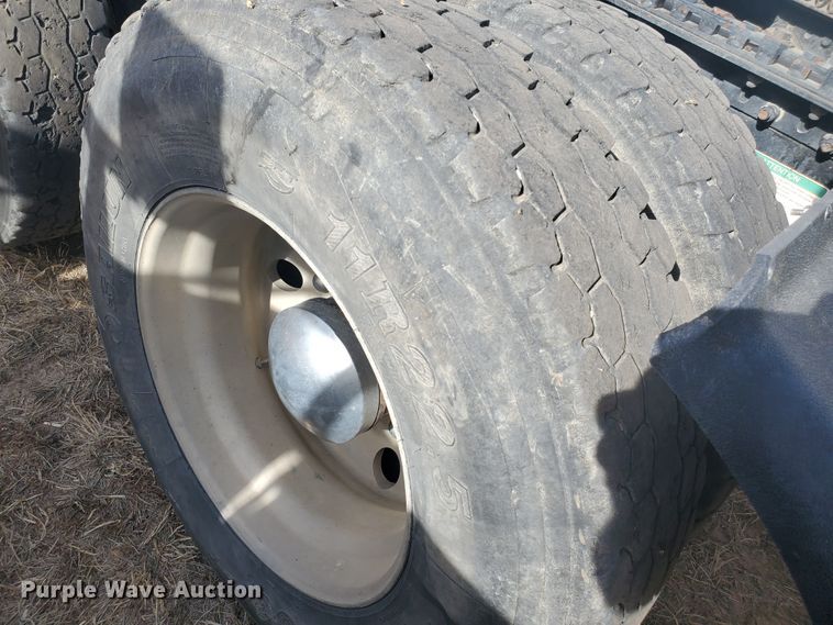 image for item DG8434 2006 Freightliner Columbia  semi truck