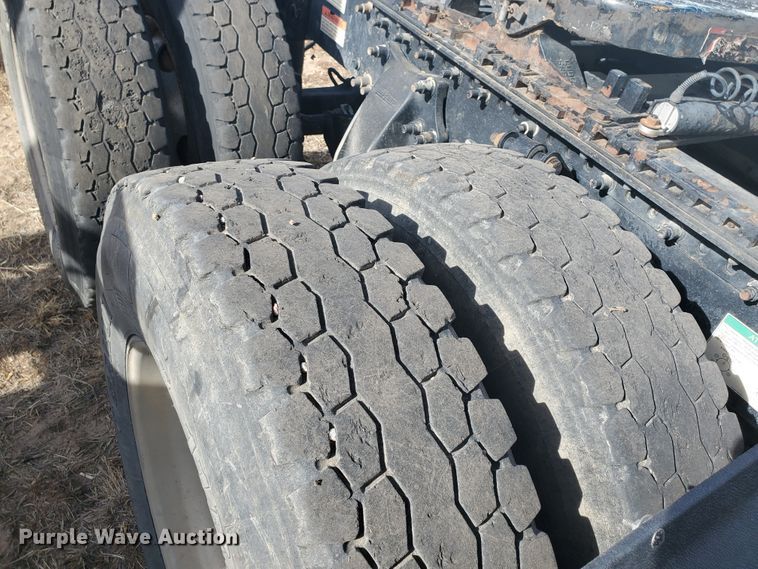 image for item DG8434 2006 Freightliner Columbia  semi truck