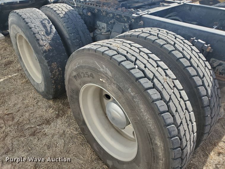 image for item DG8434 2006 Freightliner Columbia  semi truck